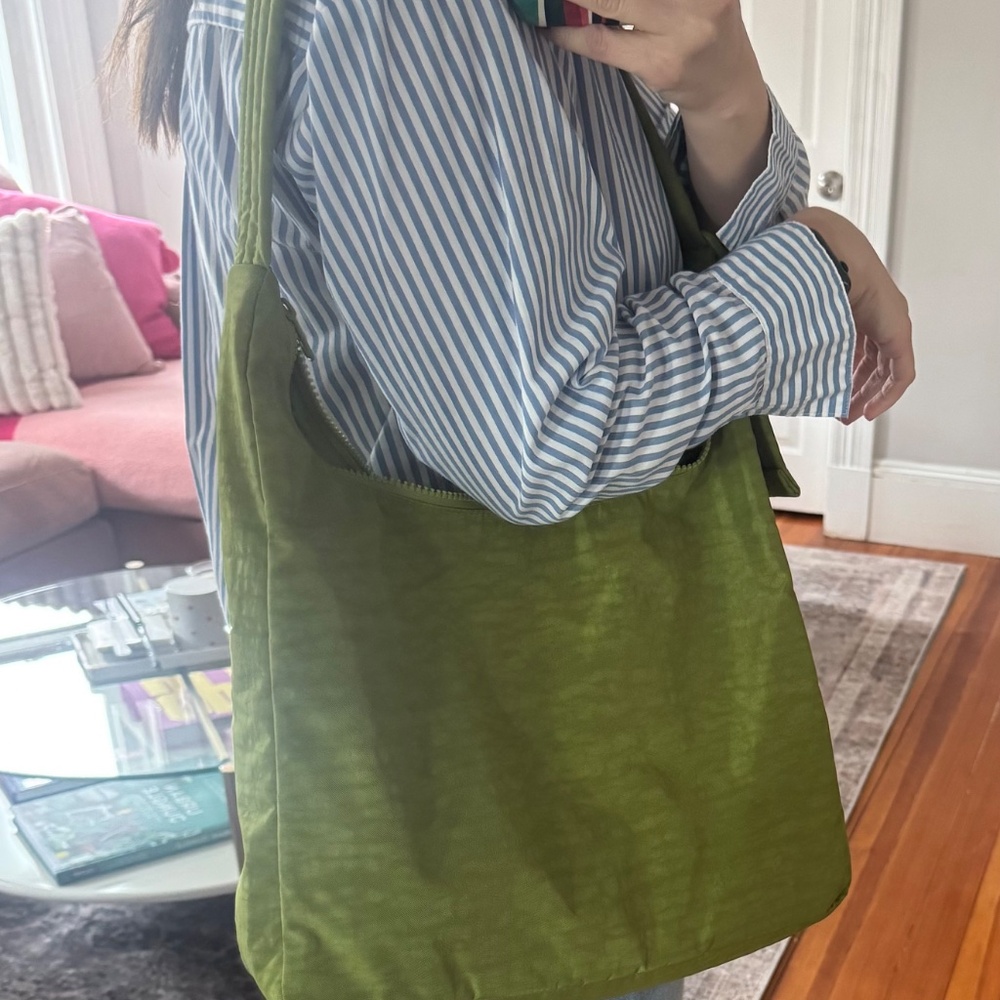 BAGGU Nylon Shoulder Bag in Green Juice - Picture 4 of 4